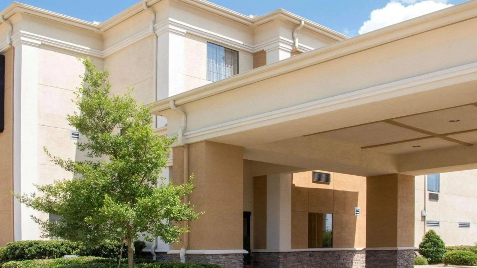 15 Comfort Suites Hotels in the United States Worth Booking