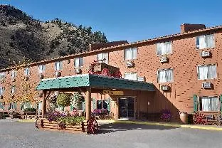 4 Historic Hotels in Yellowstone That Deliver on Character